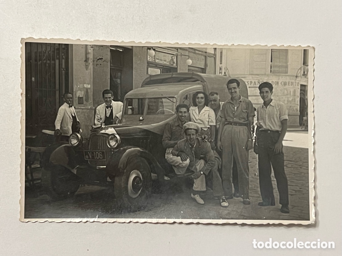 Fotograf&iacute;a antigua: ALCIRA, Valencia.. Fotograf&iacute;a El viejo Auto y sus pasajeros junto al Banco Espa&ntilde;ol de Cr&eacute;dito