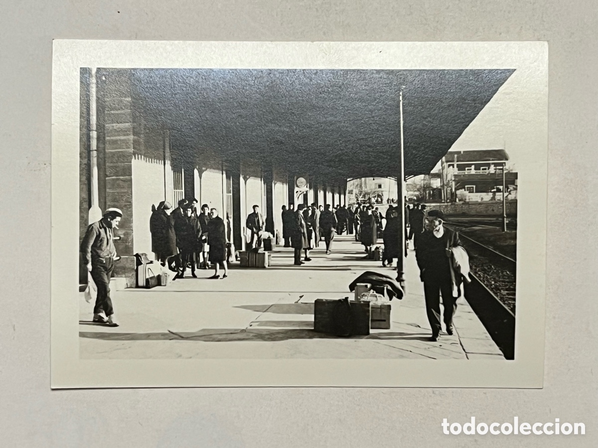 Fotograf&iacute;a antigua: SEGORBE (Castell&oacute;n) Fotograf&iacute;a Estaci&oacute;n del Tren. Ferrocarril.. (h.1970?) Med&iacute;das: 7,5 x 11 cm