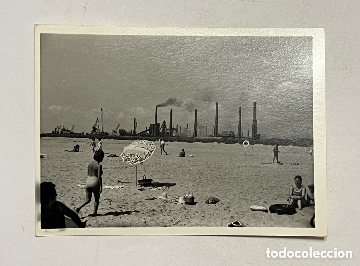 Fotograf&iacute;a antigua: PUERTO DE SAGUNTO.. Fotograf&iacute;a d&iacute;a de playa Al Fondo los Altos Hornos del Levante.. (h.1970?)