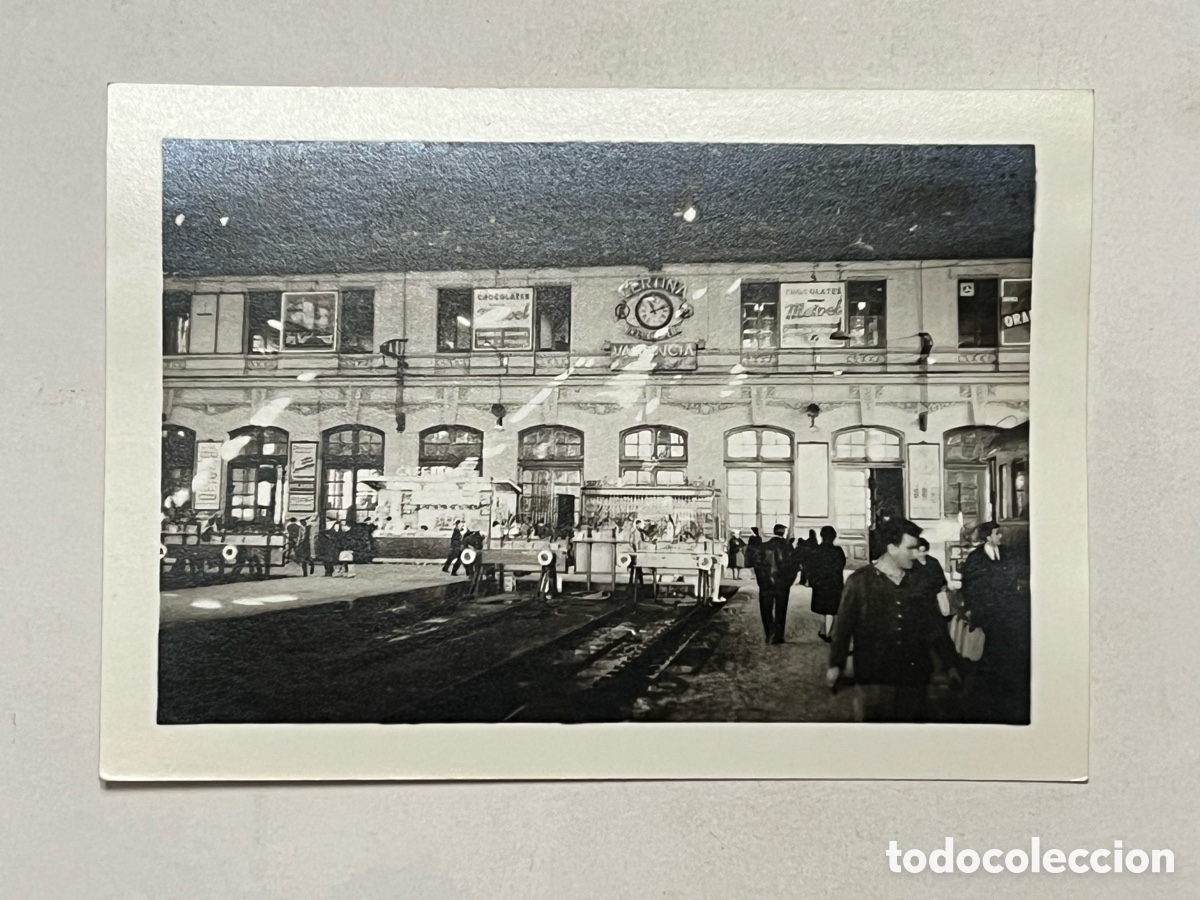 Fotograf&iacute;a antigua: VALENCIA. Fotograf&iacute;a Estaci&oacute;n del Norte.. llegada a la Estaci&oacute;n.. (h.1970?) Med&iacute;das: 7,5 x 11 cm