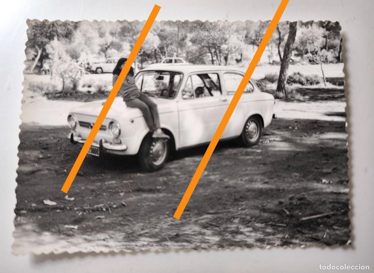 Fotograf&iacute;a antigua: Antigua fotograf&iacute;a. Coche Seat 850. A&ntilde;os 60/70.