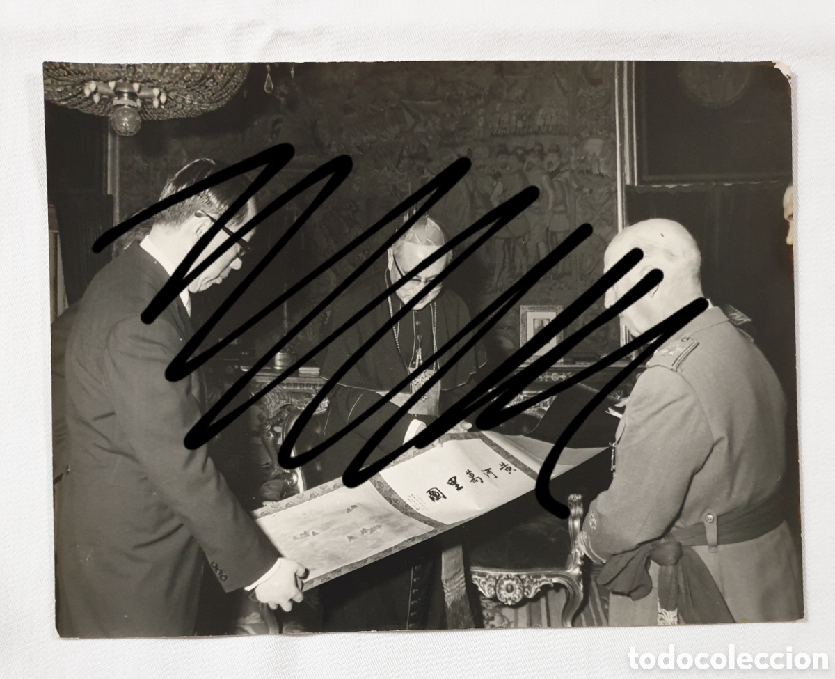 Fotograf&iacute;a antigua: 59 Franco Recibiendo una ofrenda del Monse&ntilde;or Pablo Yupin.
