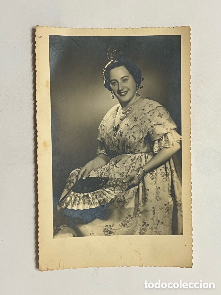 Fotograf&iacute;a antigua: FALLERA.. Sonriente con Abanico.. Fotograf&iacute;a, Mayo de 1952, Med&iacute;das: 10,5 x 16,5 cm