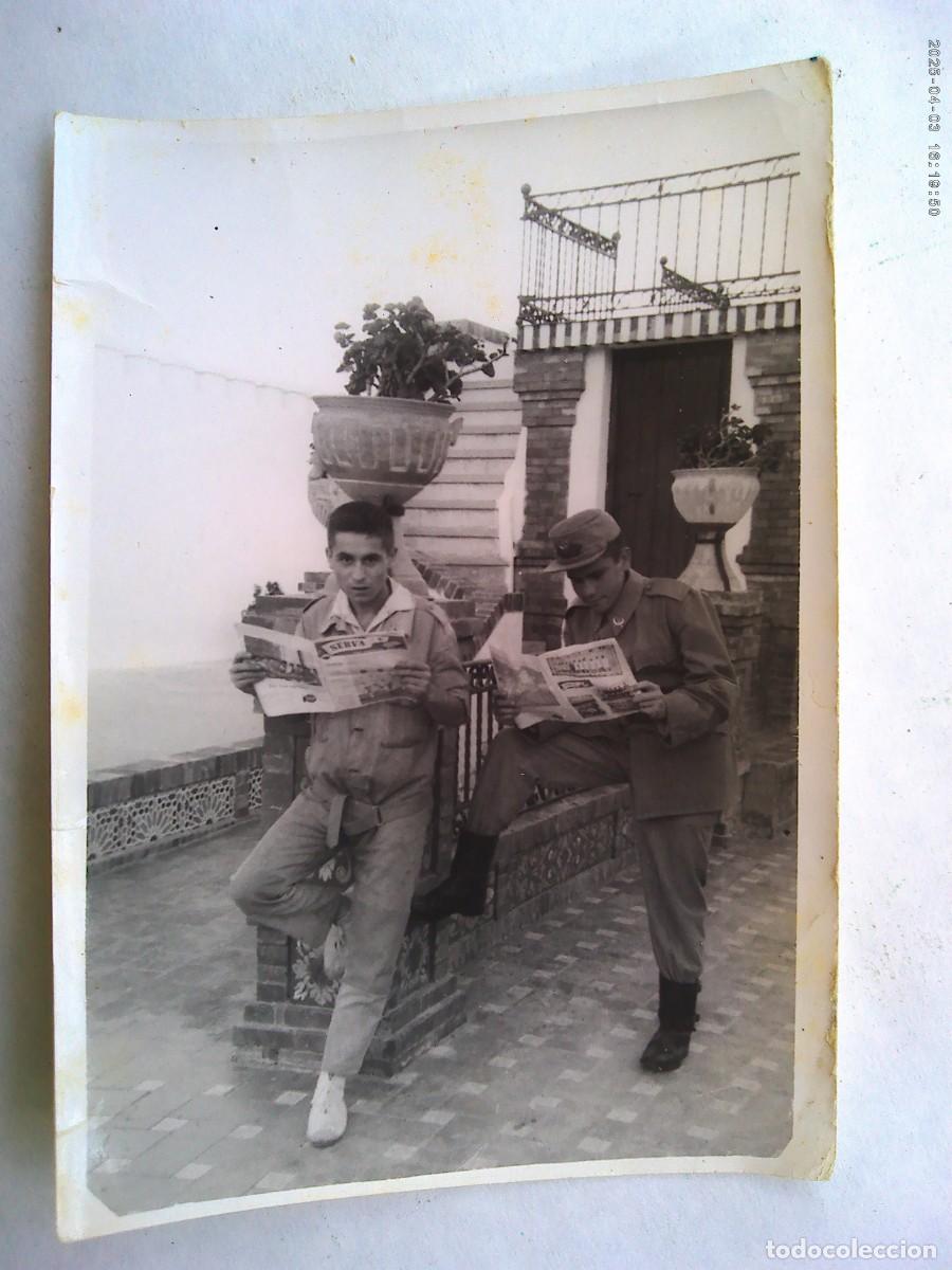 Fotografia antiga: FOTO DE MILITARES DE REGULARES LEYENDO LA REVISTA DEL SEVILLA F.C. &uml; SERVA &uml;
