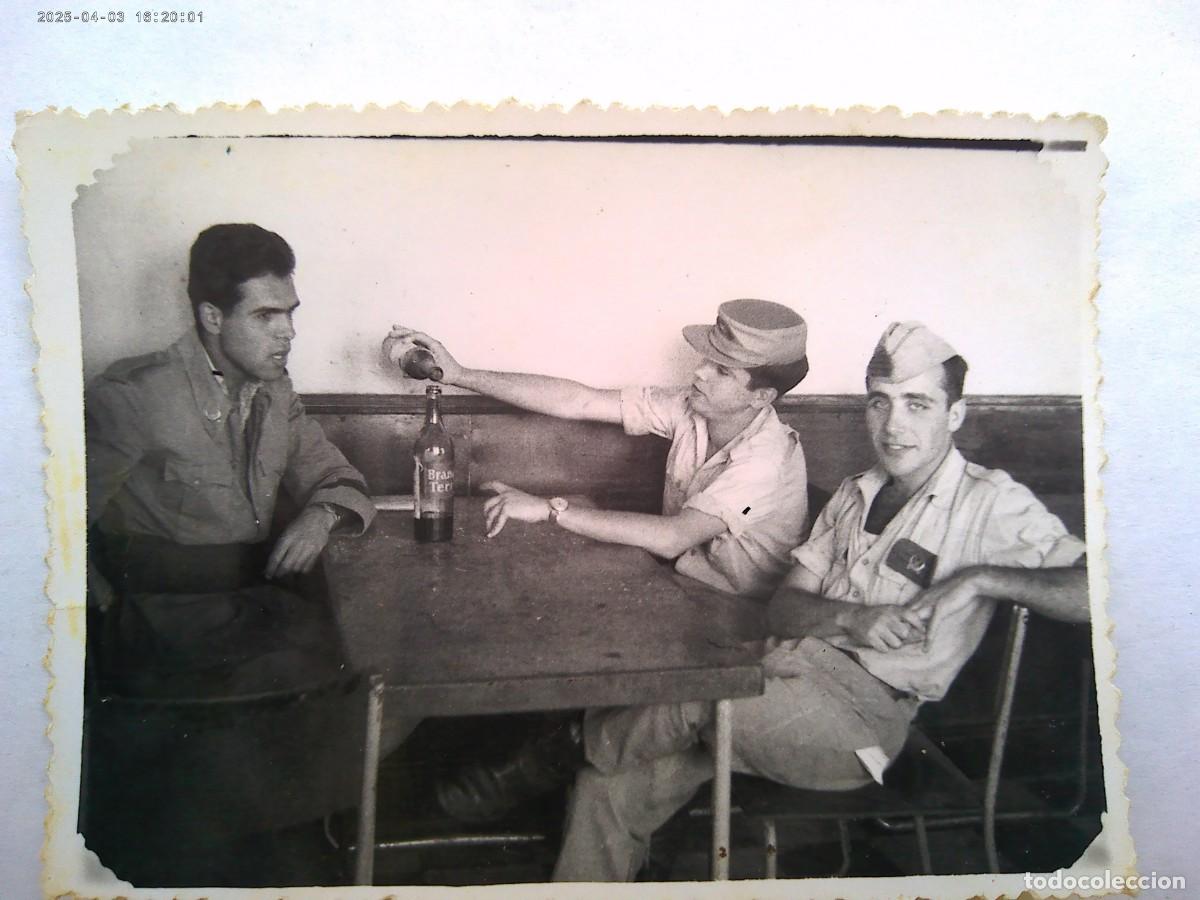 Fotografia antiga: FOTO DE MILITARES DE REGULARES EN LA CANTINA
