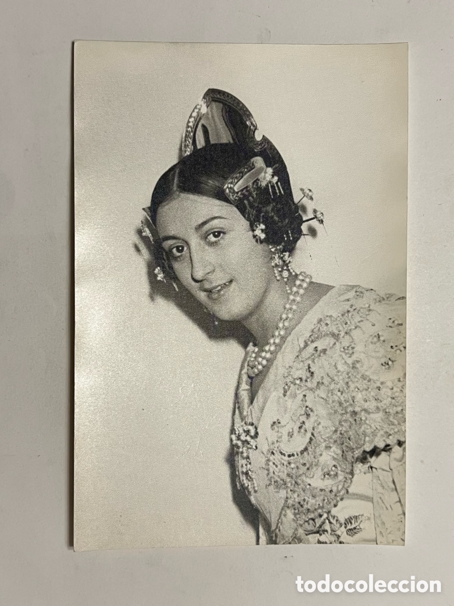 Fotograf&iacute;a antigua: FALLERA. Fotograf&iacute;a hermosa joven de perfil con traje regional (h.1960?) Med&iacute;das: 12 x 18 cm.