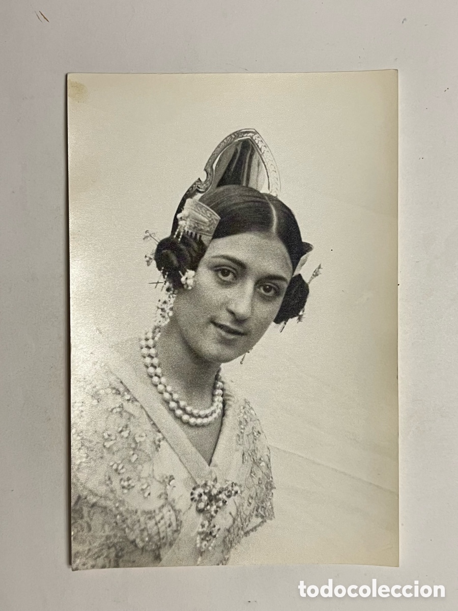 Fotograf&iacute;a antigua: FALLERA. Fotograf&iacute;a hermosa joven de perfil con traje regional (h.1960?) Med&iacute;das: 12 x 18 cm