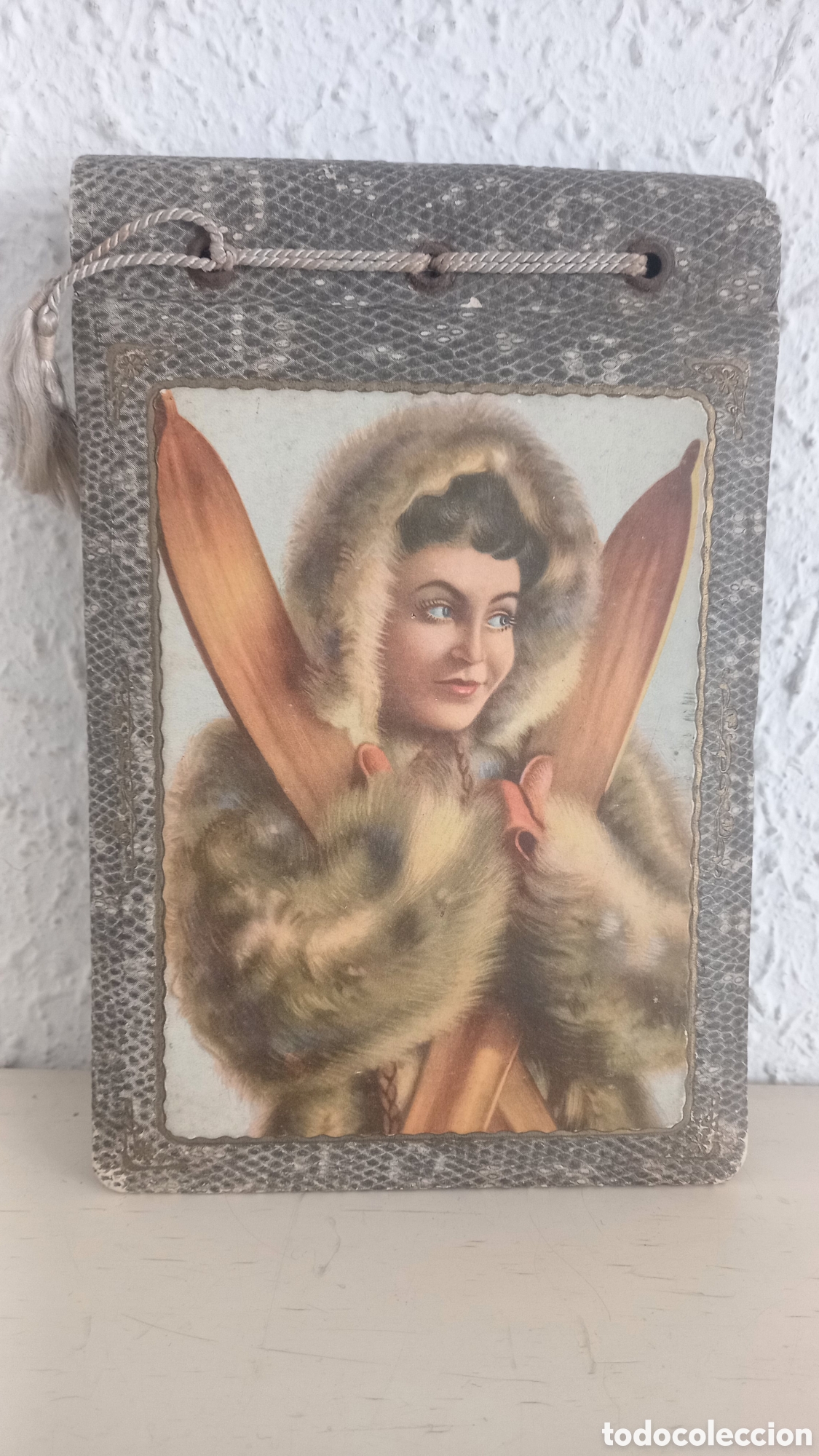 Fotograf&iacute;a antigua: Antiguo album de fotos con bella ilustraci&oacute;n dama esquiadora. 22 x 15 ctms
