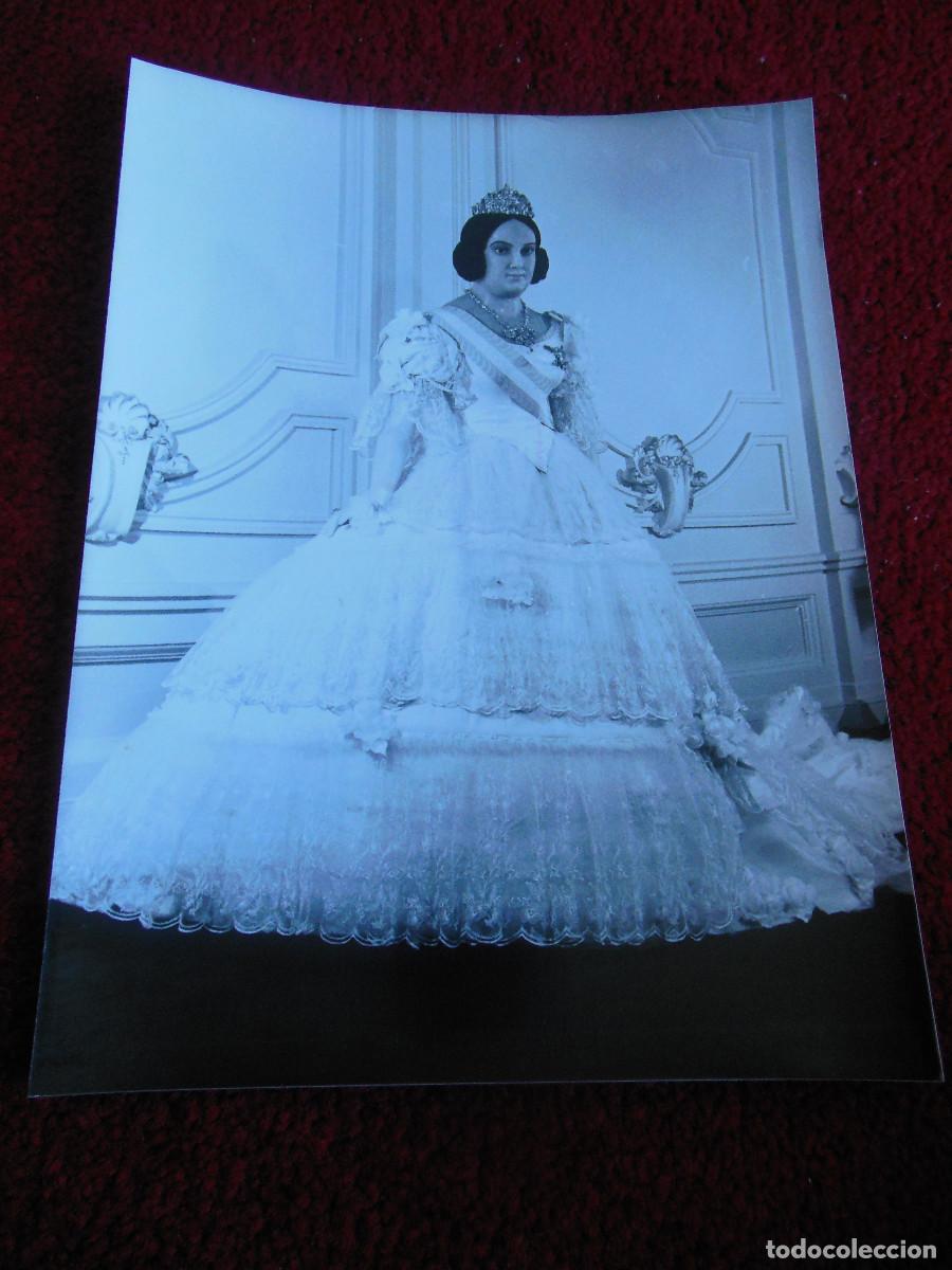Fotograf&iacute;a antigua: ISABEL II FOTOGRAF&Iacute;A DE PRENSA MUSEO DE CERA DE MADRID 1981