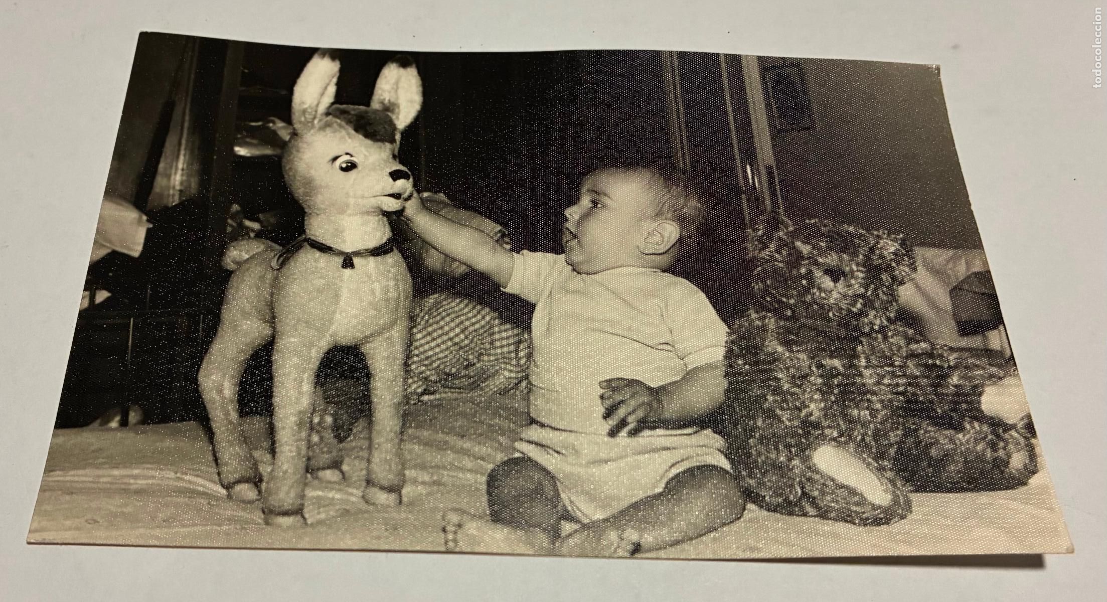 Fotografia antiga: ANTIGUA FOTO NI&Ntilde;O CON JUGUETES A&Ntilde;OS 50 ? OSITO Y POSIBLE BAMBI