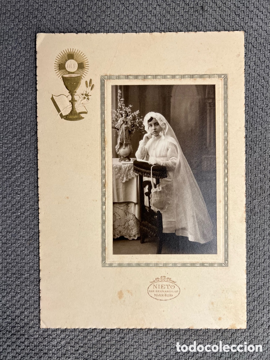Fotografia antiga: NIETO, fot&oacute;grafo Madrid.. Ni&ntilde;a en reclinatorio. Primera Comuni&oacute;n (h.1920?) Med&iacute;das: 16 x 22 cm