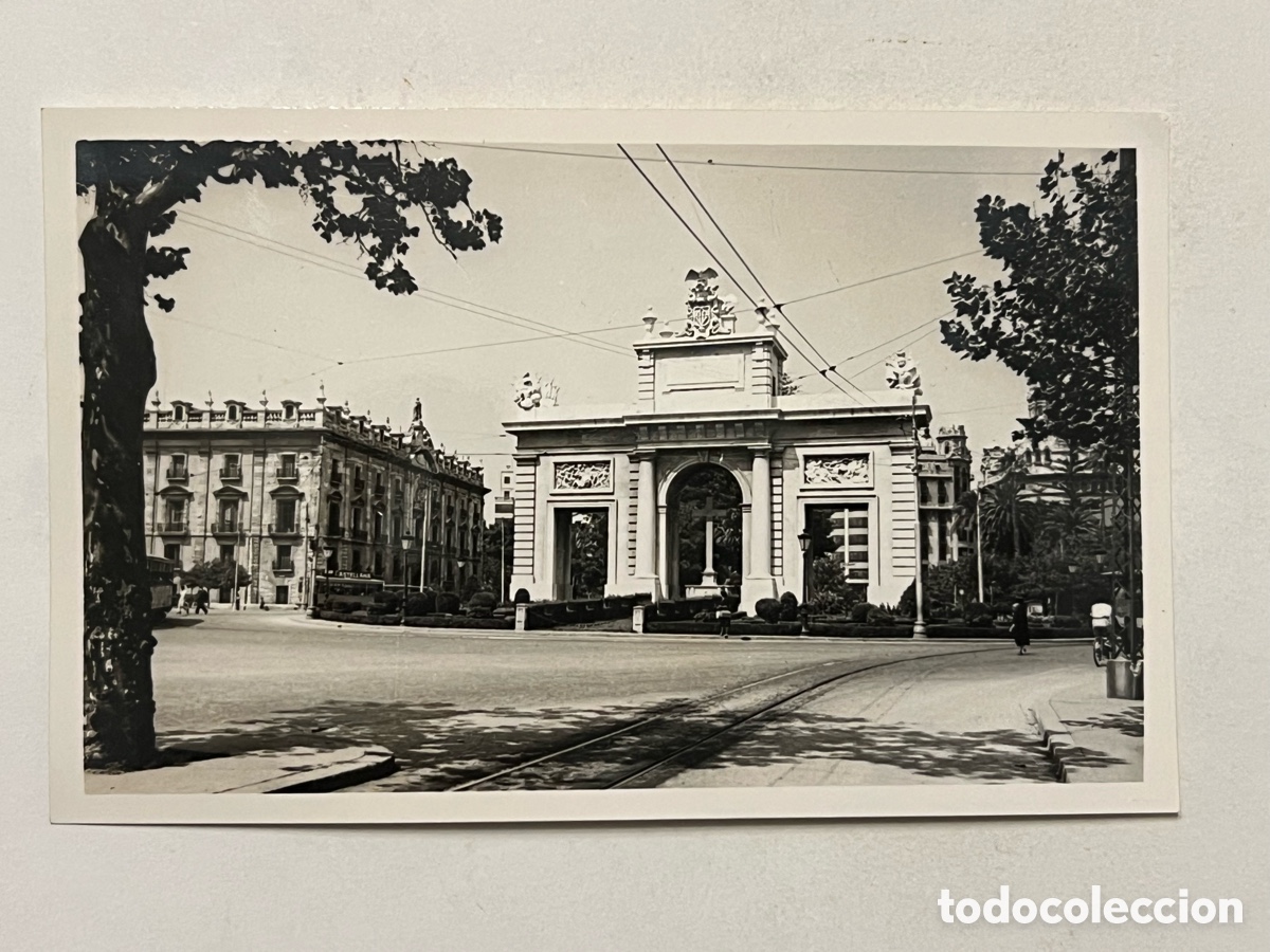 Fotograf&iacute;a antigua: PUERTA DE LA MAR, Valencia Foto Luis Vidal. Fue dise&ntilde;ada por el arquitecto Javier Goerlich (a.1944)