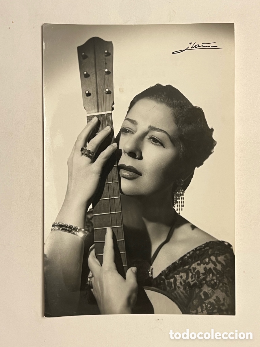 Fotograf&iacute;a antigua: DO&Ntilde;A CONCHA PIQUER.. Fotograf&iacute;a Ib&aacute;&ntilde;ez, Madrid (h.1960?) Med&iacute;das: 12 x 18 cm.