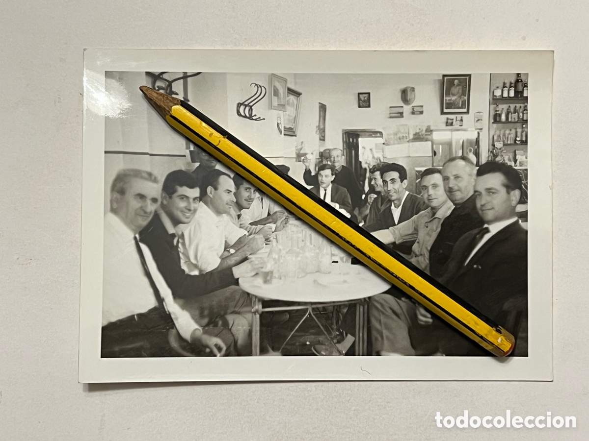 Fotograf&iacute;a antigua: ALTURA (Castell&oacute;n) Fotograf&iacute;a Grupo de amigos una ma&ntilde;ana en el bar.. (h.1970?) Med&iacute;das: 9 x 13