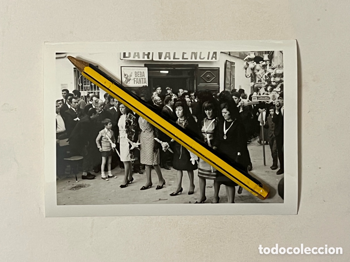 Fotograf&iacute;a antigua: ALTURA Castell&oacute;n. Fotograf&iacute;a Grupo de Clavariesas un d&iacute;a de Procesi&oacute;n frente Bar Valencia (h.1970?)