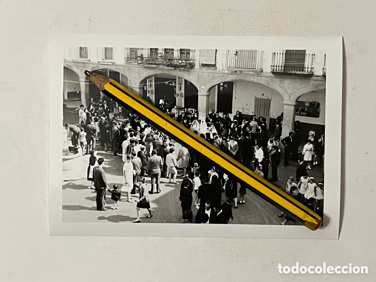 Fotograf&iacute;a antigua: ALTURA Castell&oacute;n. Fotograf&iacute;a Grupo de Ni&ntilde;os de Primera Comuni&oacute;n de Procesi&oacute;n frente Bar Valencia