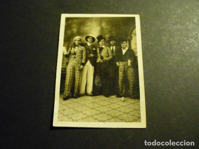 Fotografia antica: HUELVA FEBRERO 1932 GRUPO DE AMIGOS DIFRAZADOS CARNAVAL FOTOGRAFIA F. ALLOZA FOTOGRAFO 6 X 8 CM