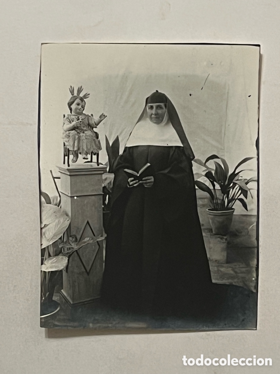 Fotograf&iacute;a antigua: RELIGIOSA, Orden de las Descalzas Reales ?? Junto a un hermoso Manolito&hellip; (h.1940?)