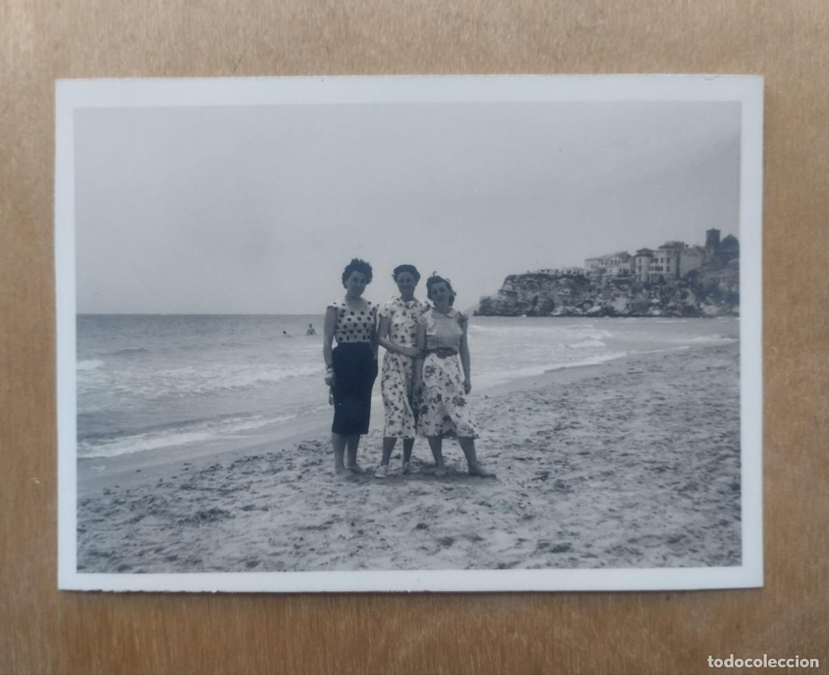 Fotograf&iacute;a antigua: Fotograf&iacute;a antigua de tres mujeres en una playa de Benidorm con el pueblo de fondo. Alicante