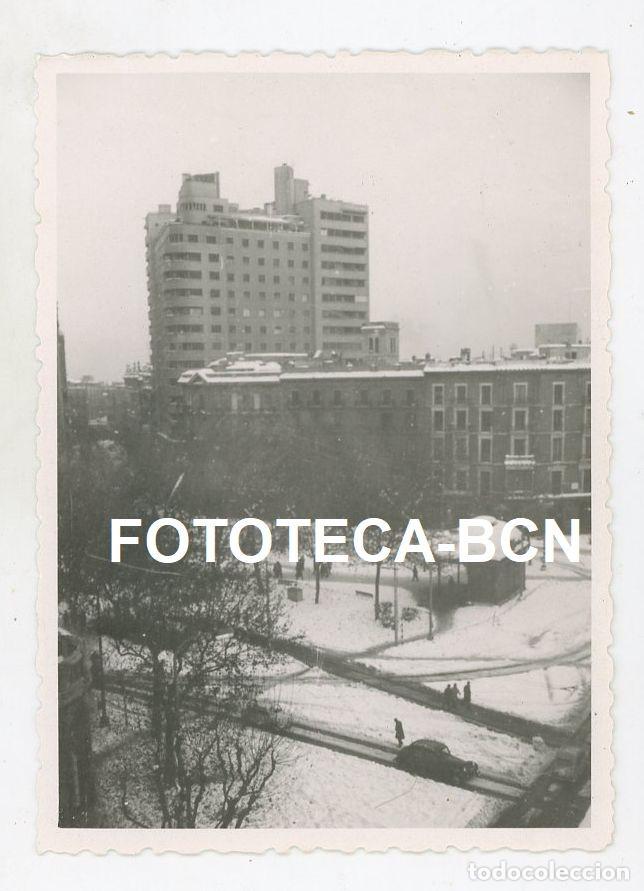 Fotografia antica: FOTO ORIGINAL BARCELONA PL URQUINAONA NEVADA A&Ntilde;O 1962