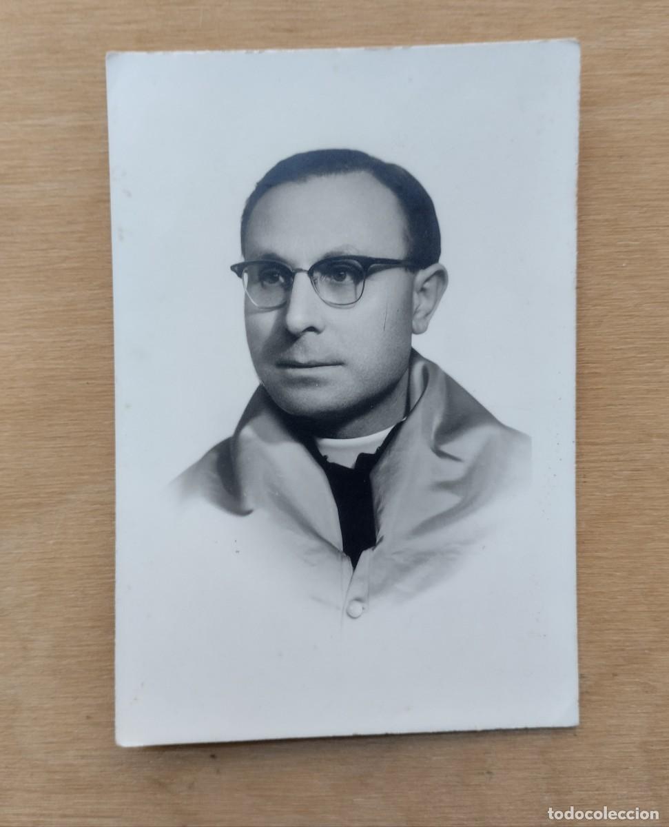 Antique Photography: Fotograf&iacute;a antigua de un licenciado con capisayo azul en Filosof&iacute;a y Letras en Salamanca, 1965
