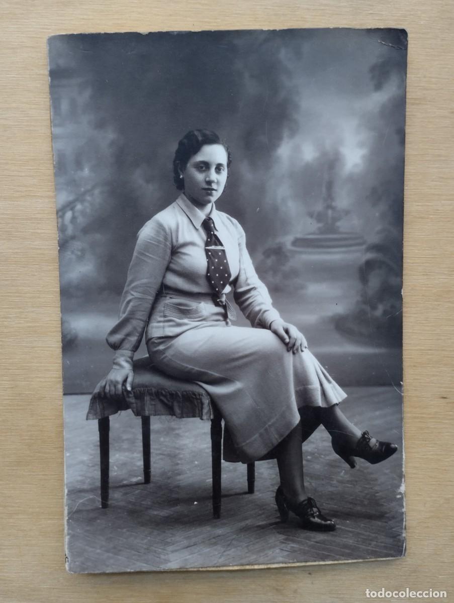 Fotograf&iacute;a antigua: Fotograf&iacute;a antigua de estudio una joven mujer con traje y corbata. A&ntilde;os 30