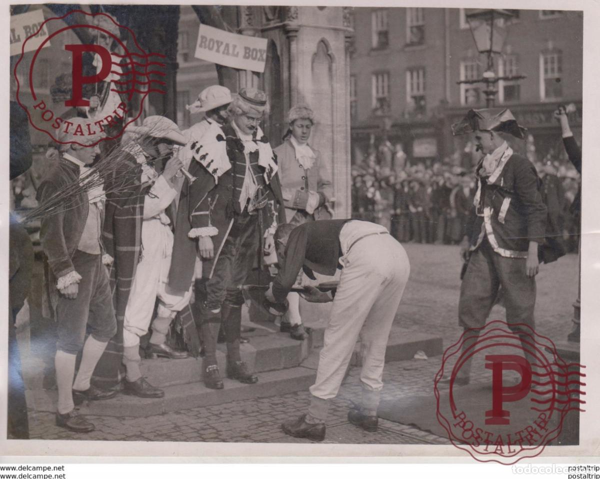 Fotograf&iacute;a antigua: RUGBY FOOTBALL PLAYED IN CAMBRIDGE MARKET SQUARE 20 * 16 CM Fonds Victor FORBIN 1864-1947