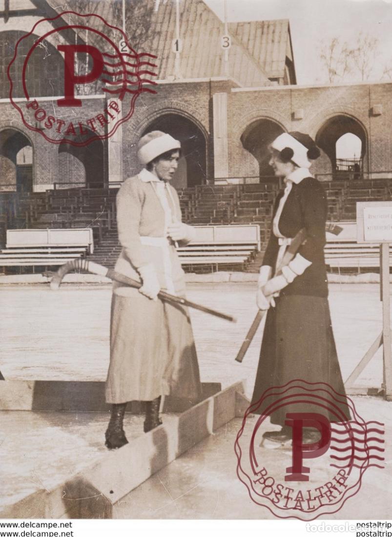 Fotograf&iacute;a antigua: PRINCESS OF SWEDEN TALKING TO A FRIEND STOCKHOLM LADIES HOCKEY MATCH 22 *16 CM Fonds Victor FORBIN 1