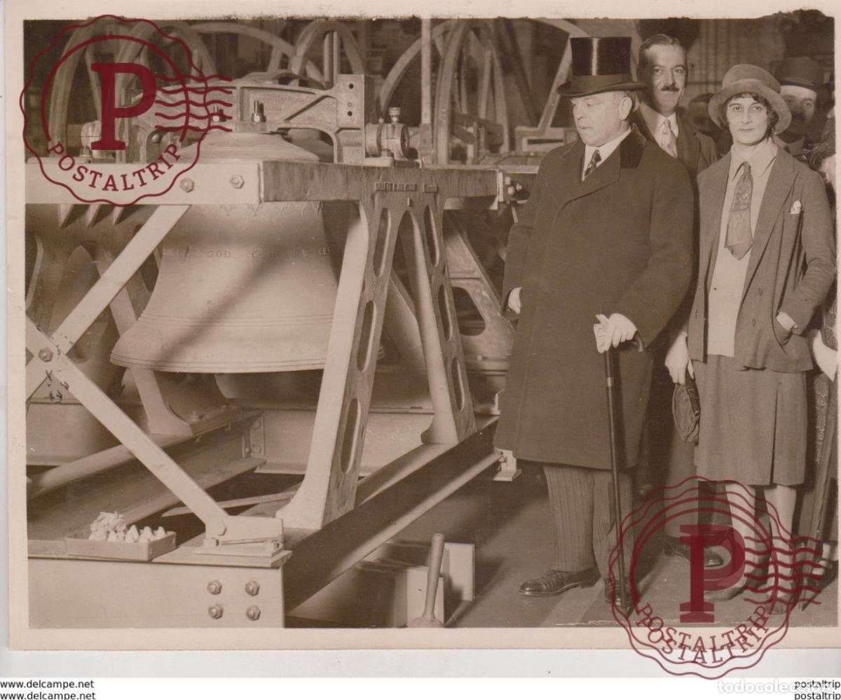 Antique Photography: CANADIAN PREMIER INSPECT GIANT BELLS W.L. MACKENZIE KING PETER LARKIN CROYDON 21 *17 CM Fonds Victo