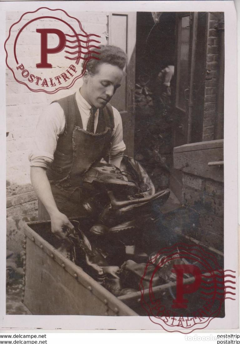 Antique Photography: NEW USE FOR OLD ARMY BOOTS SHOEMAKER ESSEX 16*12CM Fonds Victor FORBIN 1864-1947