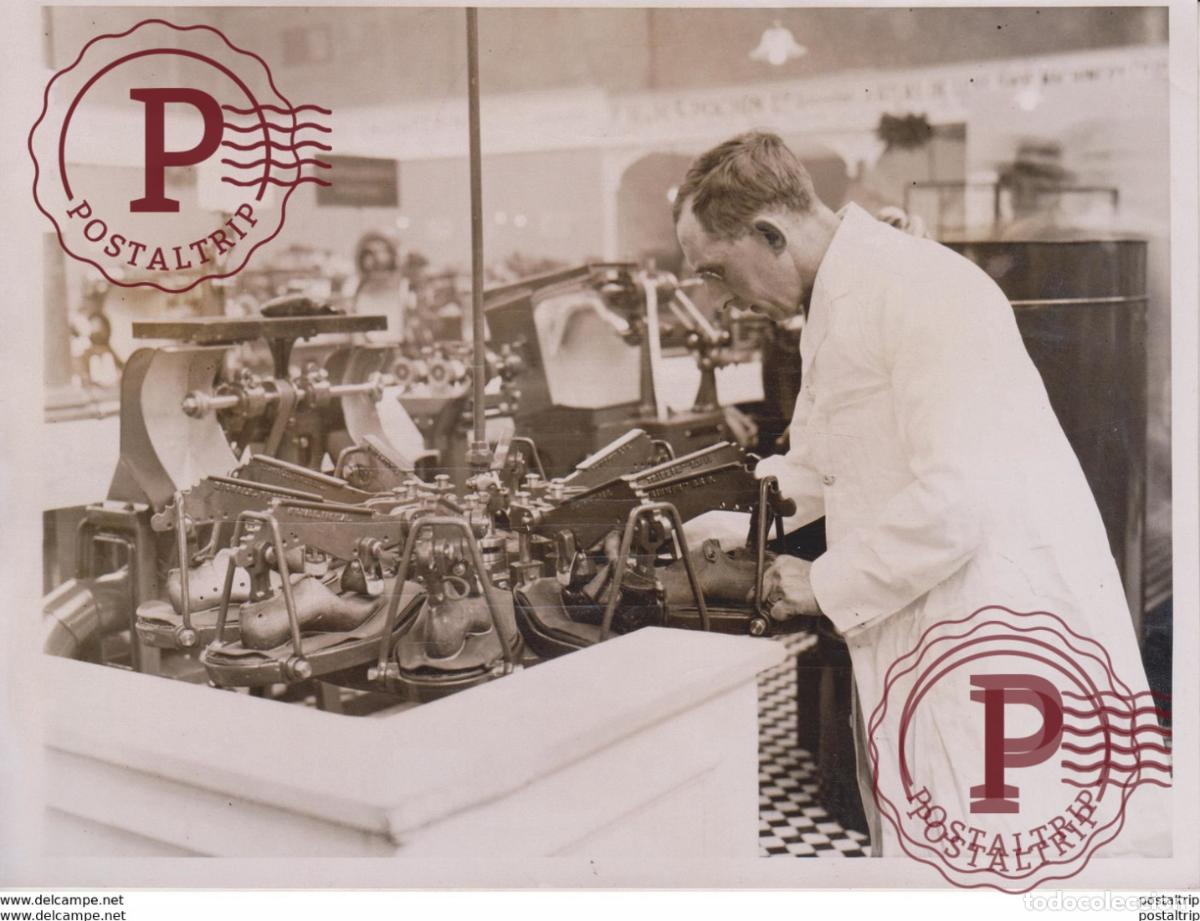 Antique Photography: SHOE AND LEATHER FAIR AGRICULTURAL HALL SHOEMAKER 20*15M Fonds Victor FORBIN 1864-1947