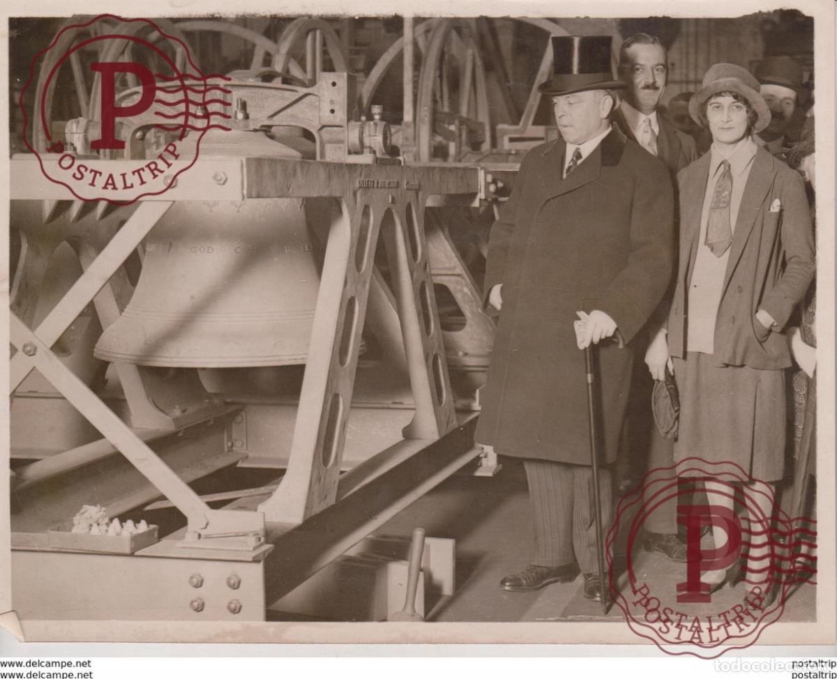 Antique Photography: CANADIAN PREMIER INSPECTS GIANT BELLS MACKENZIE KING MESSERS GILLETT HOHNSTENS 21*16M Fonds Victor