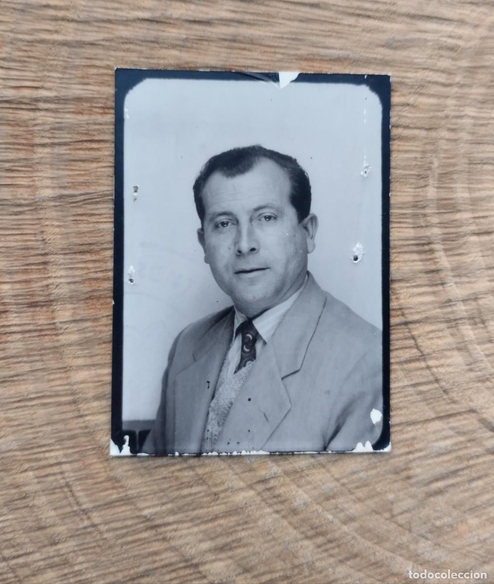 Fotograf&iacute;a antigua: Fotograf&iacute;a antigua de fotomat&oacute;n de un hombre con traje y corbata.