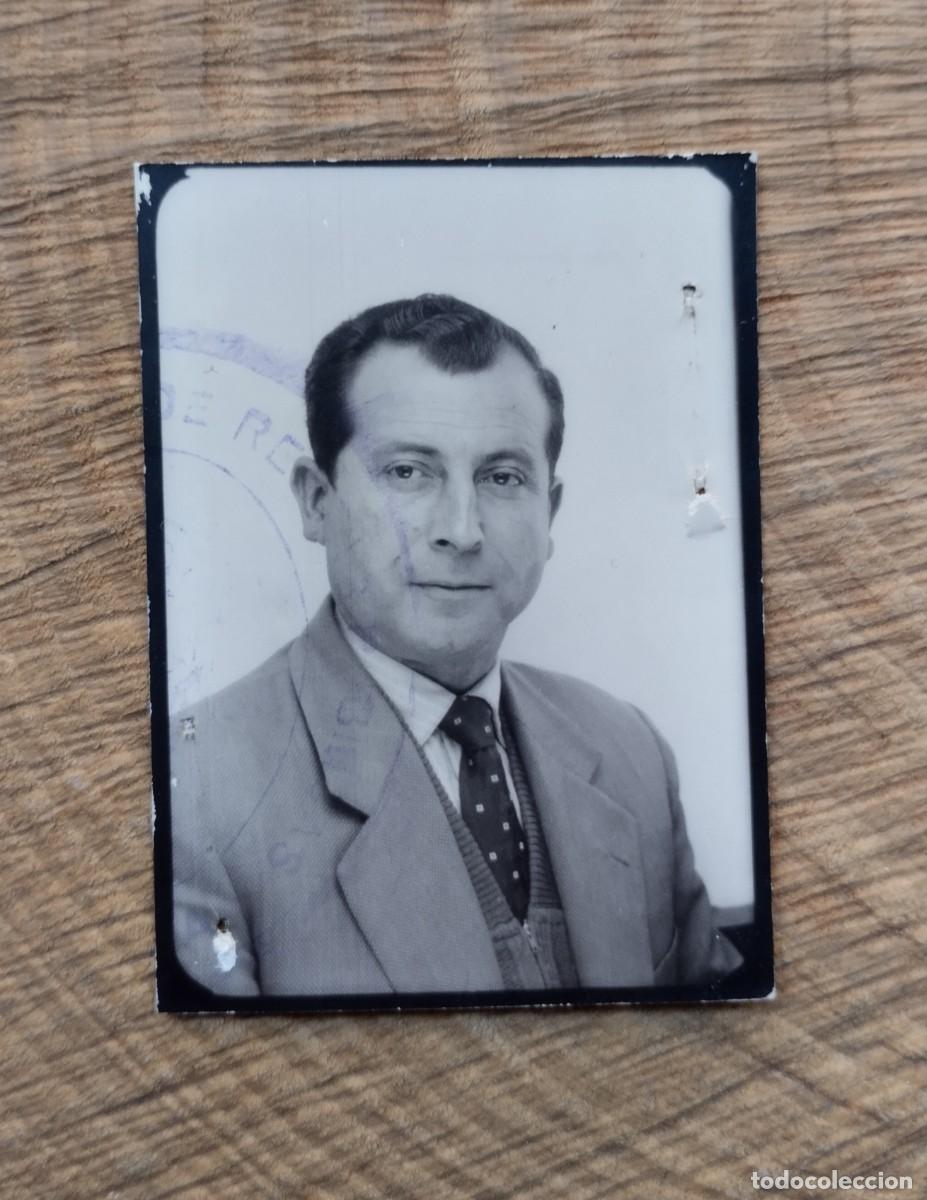 Fotograf&iacute;a antigua: Fotograf&iacute;a antigua de fotomat&oacute;n de un hombre con traje y corbata.