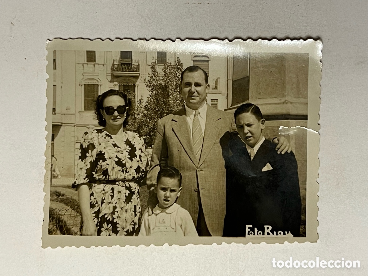 Photographie ancienne: HISTORIAS DE CASTELL&Oacute;N. Foto Riau.. Familia y Comunionero (a.1952) Medidas: 9 x 7 cm