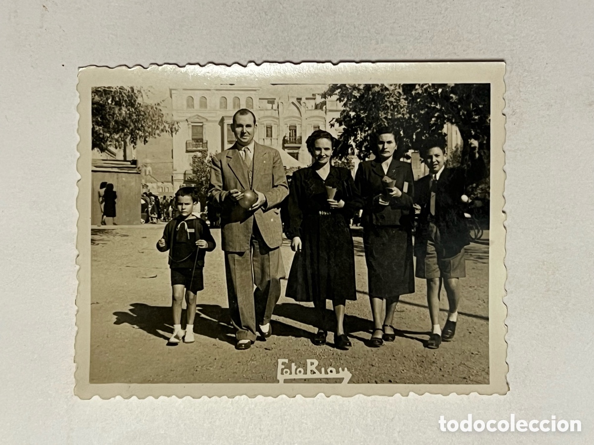 Photographie ancienne: HISTORIAS DE CASTELL&Oacute;N. Foto Riau.. Familia en el Parque Ribalta ? (a.1952) Medidas: 9 x 7 cm