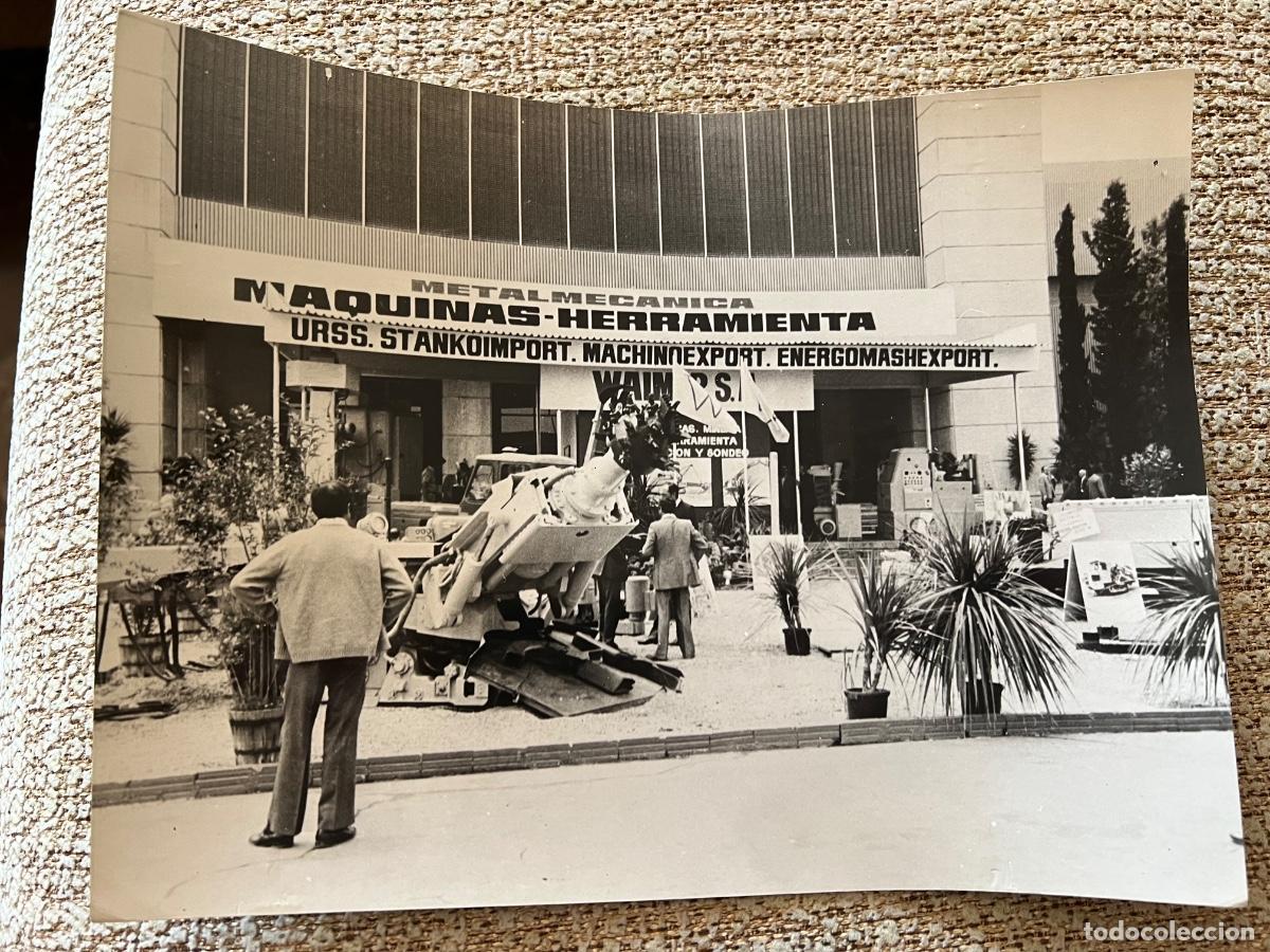 Antique Photography: FOTOGRAFIA ORIGINAL FERIA DE BARCELONA MAQUINARIA URSS 1973