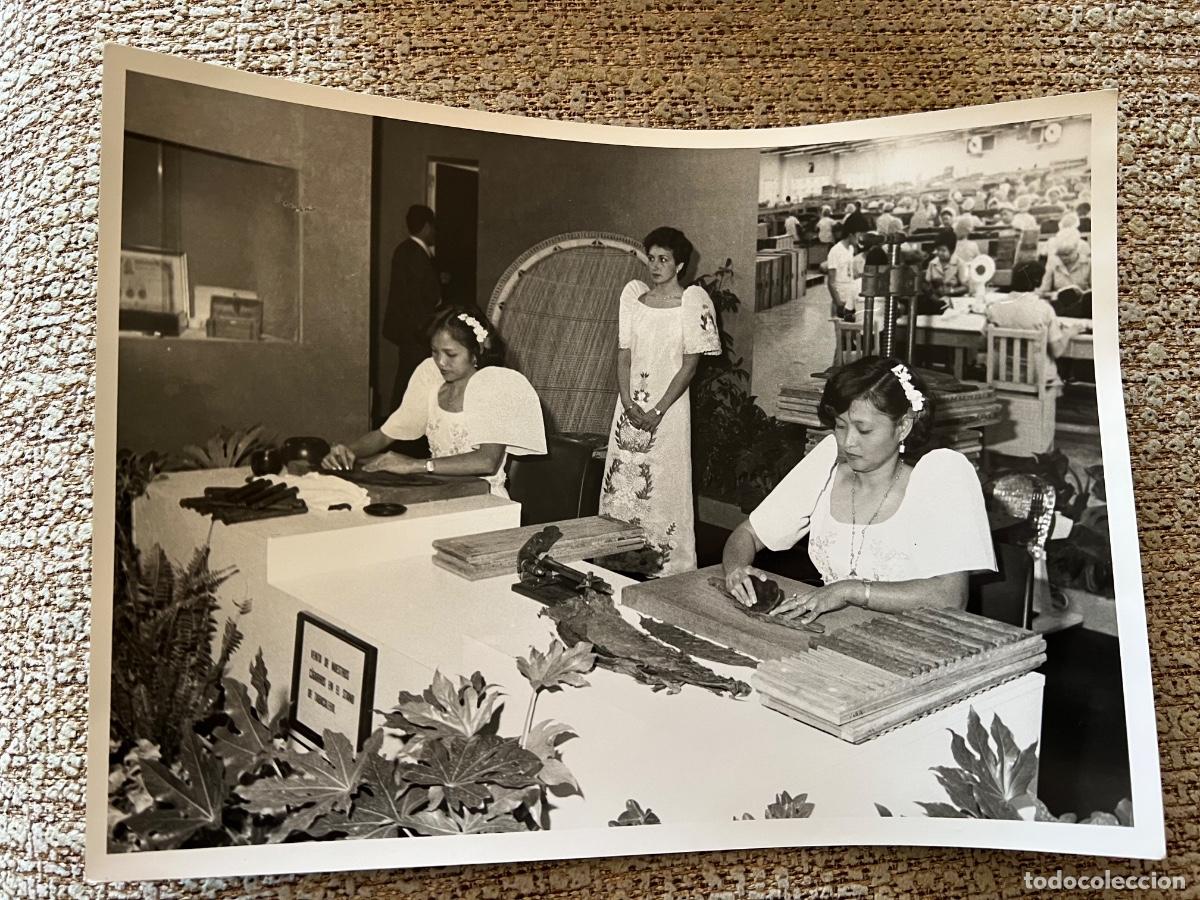 Fotografia antica: FOTOGRAFIA ORIGINAL FERIA DE BARCELONA STAND ELABORACION PUROS CUBA 1983 PEREZ DE ROZAS