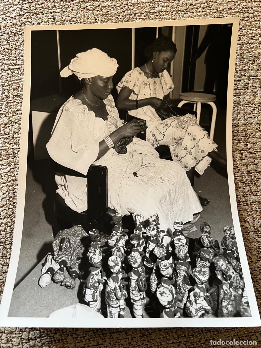 Alte Fotografie: FOTOGRAFIA ORIGINAL FERIA DE BARCELONA STAND PAIS AFRICANO 1983 PEREZ DE ROZAS
