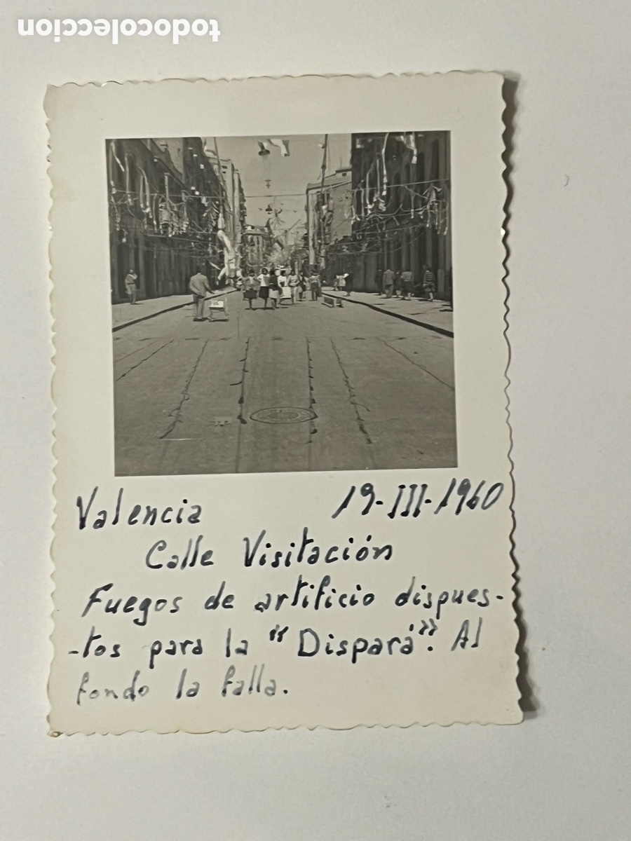 Fotograf&iacute;a antigua: FALLAS.. Falla y Dispara de la Calle Visitaci&oacute;n, Valencia Marzo de 1960 Medidas: 7 x 10,5 cm