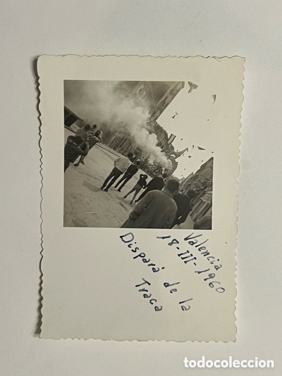 Fotograf&iacute;a antigua: FALLAS.. Falla Calle Orihuela, Dispara de la Traca al mediod&iacute;a, Valencia Marzo de 1960