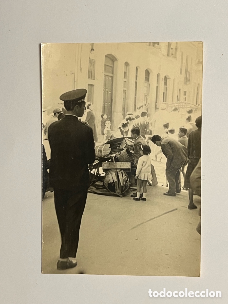 Fotograf&iacute;a antigua: FALLAS.. Fotograf&iacute;a el origen de la fiesta .. Crema de Trastos.. (h.1955?) Med&iacute;das: 6,5 x 9,5 cm