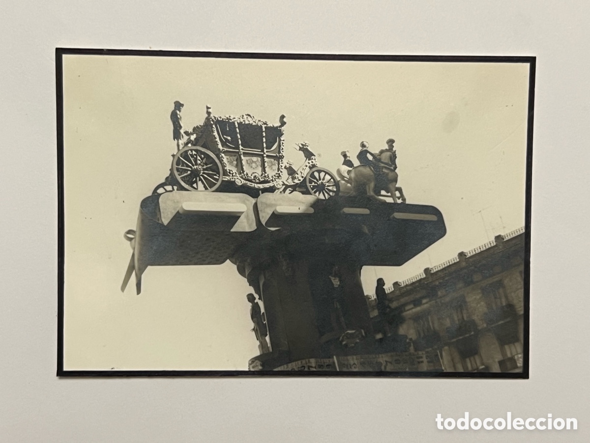 Fotograf&iacute;a antigua: FALLAS VALENCIA. Fotograf&iacute;a Callejeando la Ciudad (h.1960?) Med&iacute;das: 10 x 7 cm