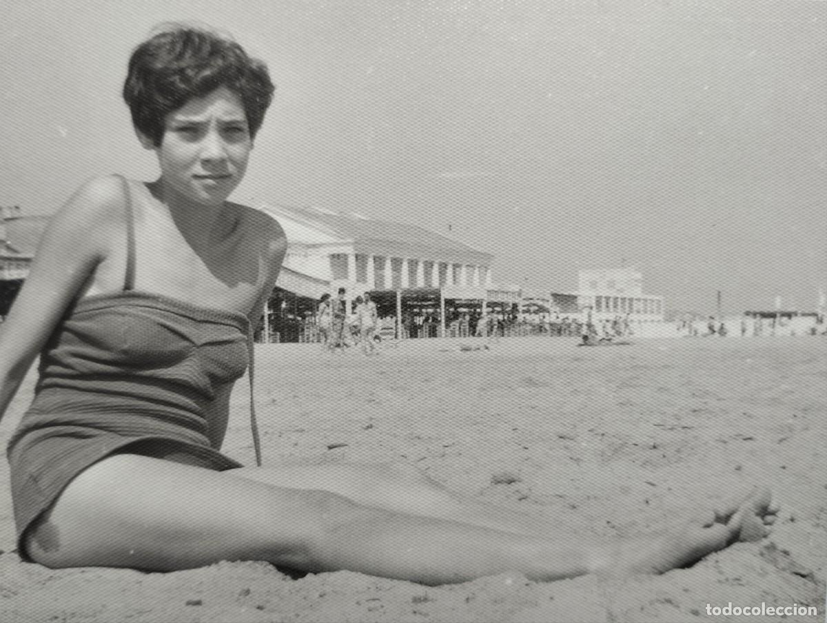 Antique Photography: Fotograf&iacute;a antigua de una joven en la playa La Malvarrosa con el Balneario de Las Arenas. Valencia