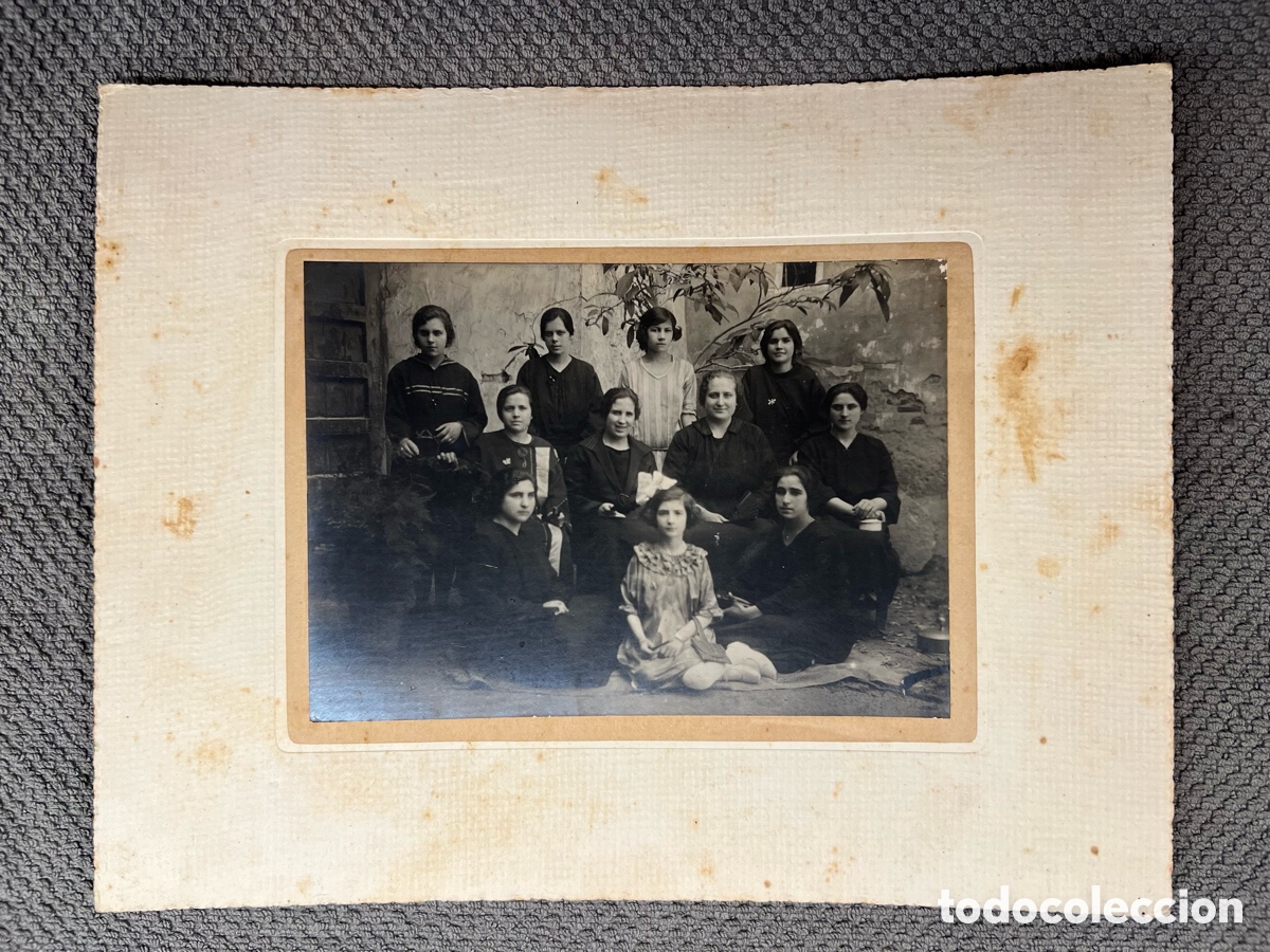 Fotograf&iacute;a antigua: BARCELONA. Fotograf&iacute;a familiar.. En un mundo de 11 mujeres&hellip; Recuerdos.. (h.1920?) Med&iacute;das: 21 x 27