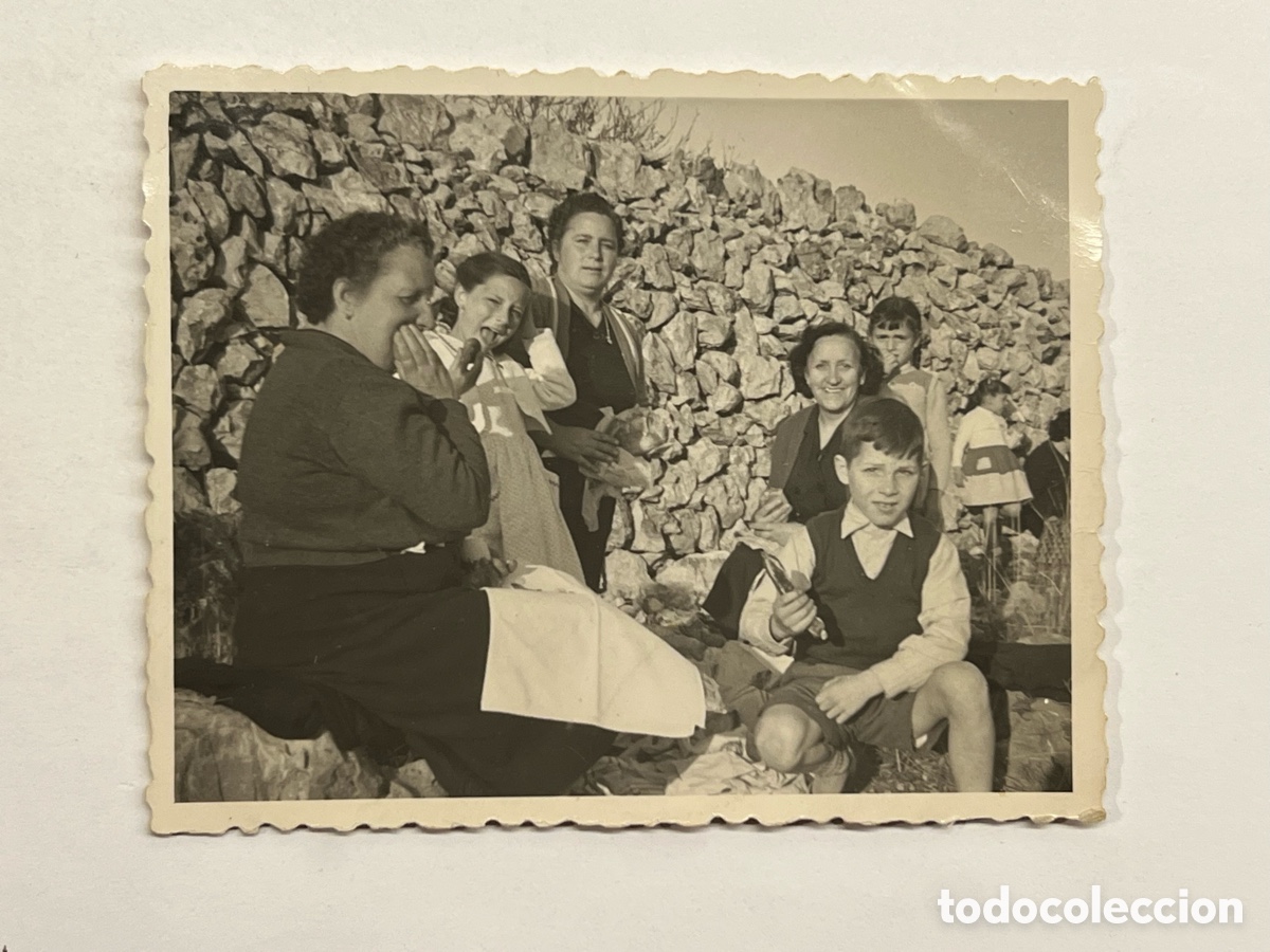 Fotograf&iacute;a antigua: CARCAGENTE.. MINUTEROS. Recuerdo del d&iacute;a de Pacua comiendo La Mona en el campo (a.1956)