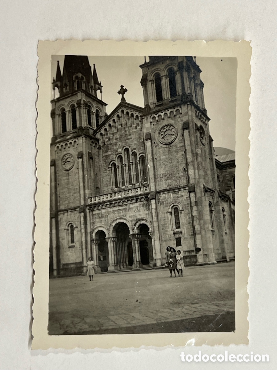 Fotograf&iacute;a antigua: Bas&iacute;lica de Santa Mar&iacute;a la Real de Covadonga. Cangas de On&iacute;s. Fotograf&iacute;a (h.1945?)