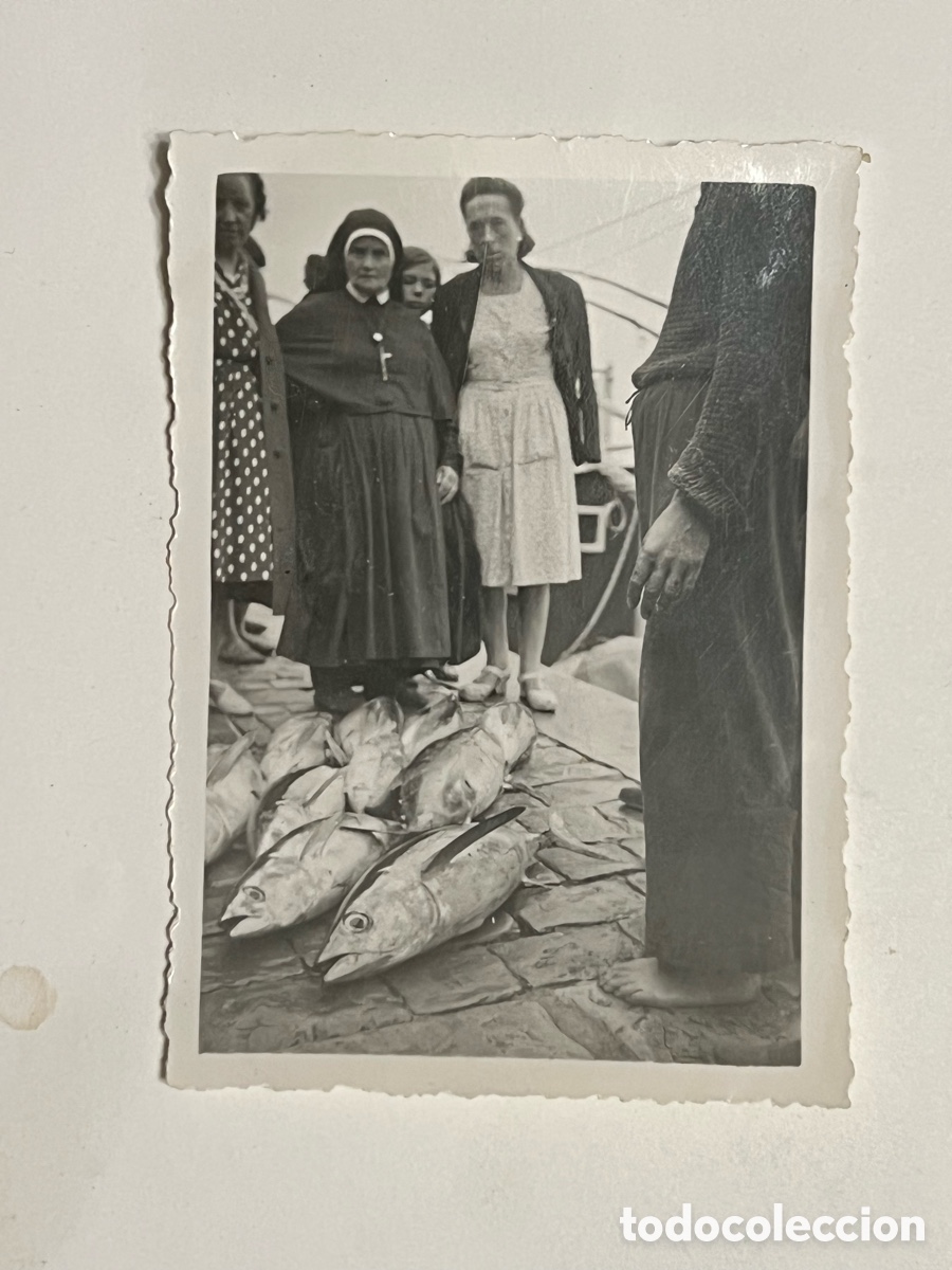 Fotograf&iacute;a antigua: SESTAO (Vizcaya) Fotograf&iacute;a en el Puerto. Religiosa comprando Besugos.. (h.1950?)
