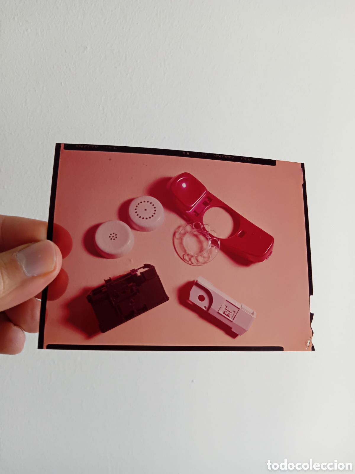 Fotograf&iacute;a antigua: PLACA DIAPOSITIVA PUBLICITARIA MEDIO FORMATO DE PARTES DE UN TELEFONO DESMONTADO. A&Ntilde;OS 70S