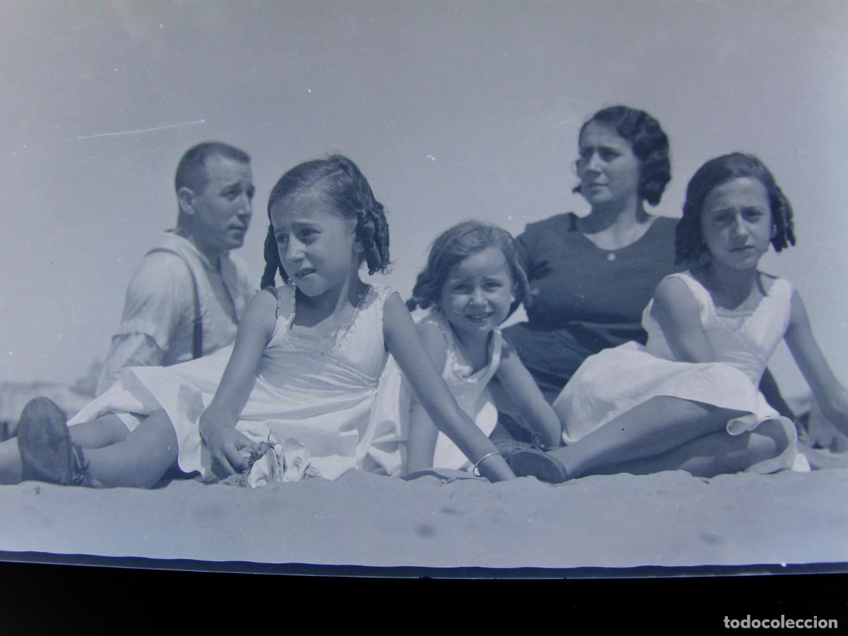 Fotograf&iacute;a antigua: CLICH&Eacute;, NEGATIVO EN CELULOIDE. 9X6 CM. GENTE, PLAYA. SIN IDENTIFICAR EL LUGAR. A&Ntilde;OS 30 O 40